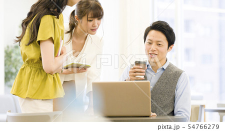 オフィスカジュアル_3人 54766279