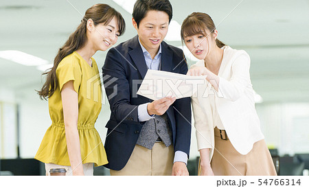 オフィスカジュアル_3人 54766314