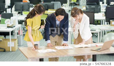 オフィスカジュアル_3人 54766328