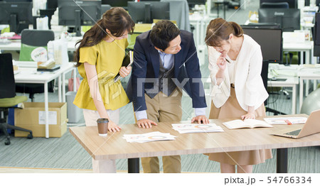 オフィスカジュアル_3人 54766334