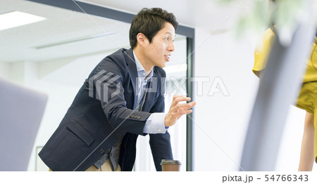 オフィスカジュアル_3人 54766343