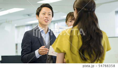 オフィスカジュアル_3人 54766358