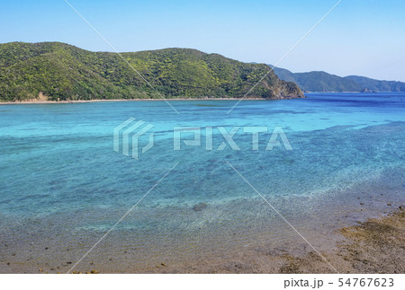 奄美大島 マネン崎からの嘉鉄湾 奄美エメラルドブルーの海 大島海峡 奄美観光スポット 奄美大島 マネン崎からの嘉鉄湾 奄美エメラルドブルーの海 大島海峡 奄美観光スポット 54767623