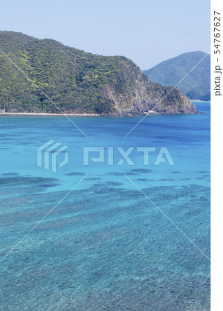 奄美大島　マネン崎からの嘉鉄湾　奄美エメラルドブルーの海　大島海峡　奄美観光スポット　 54767627