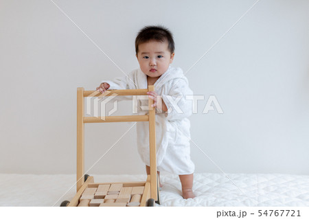 バスローブ姿の生後6ヵ月の赤ちゃん バスローブ姿の生後6ヵ月の赤ちゃん 54767721