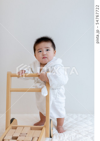 バスローブ姿の生後6ヵ月の赤ちゃん バスローブ姿の生後6ヵ月の赤ちゃん 54767722