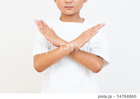 NGポーズをする男の子 54768860
