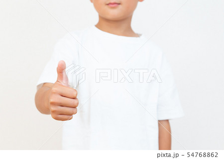 いいねポーズをする男の子 54768862