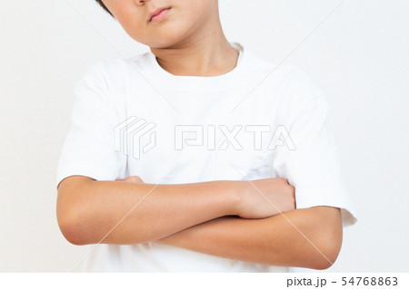 首をかしげる男の子 首をかしげる男の子 54768863