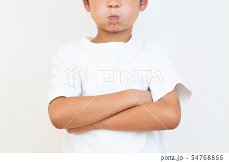 怒る男の子 怒る男の子 54768866
