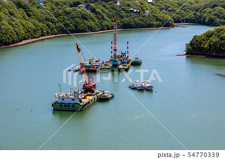 的矢湾のクレーン付き作業台船 的矢湾のクレーン付き作業台船 54770339