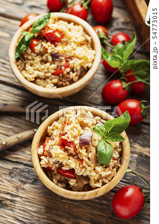 Vegetaian rice with onion, tomato and eggplant 54773015