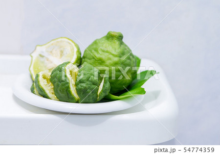Bergamot in a white dish is used for deodorant in 54774359