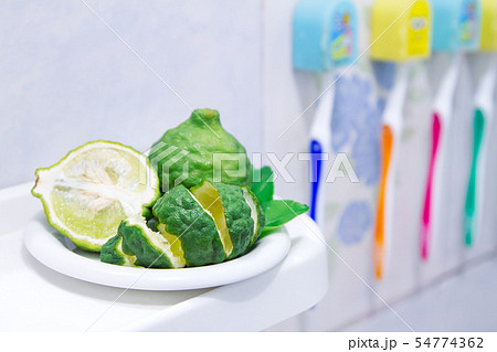 Bergamot in a white dish is used for deodorant in 54774362