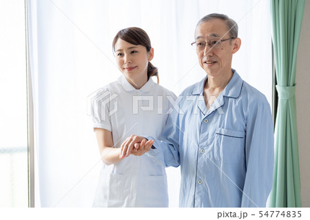 高齢者　介護イメージ 54774835