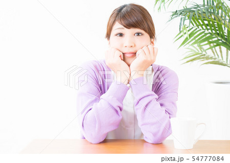 頬杖をつく若い女性 頬杖をつく若い女性 54777084