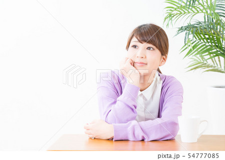 頬杖をつく若い女性 54777085