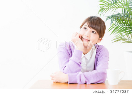 頬杖をつく若い女性 頬杖をつく若い女性 54777087