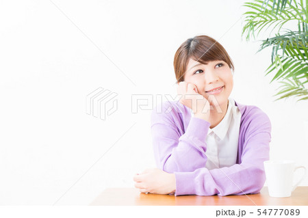 頬杖をつく若い女性 頬杖をつく若い女性 54777089