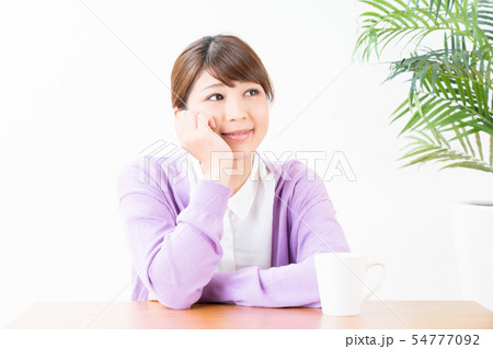 頬杖をつく若い女性 頬杖をつく若い女性 54777092