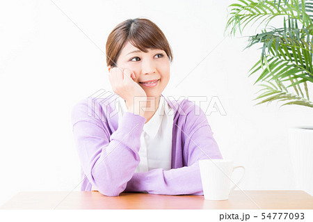 頬杖をつく若い女性 頬杖をつく若い女性 54777093