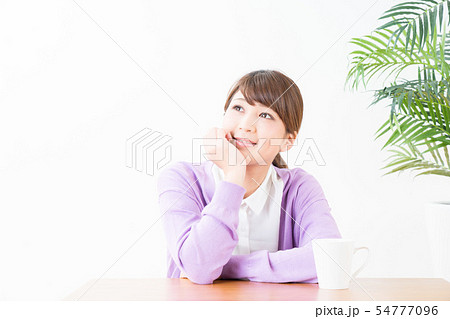 頬杖をつく若い女性 頬杖をつく若い女性 54777096
