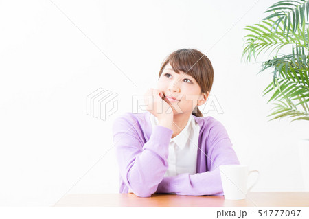 頬杖をつく若い女性 頬杖をつく若い女性 54777097
