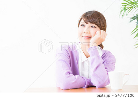 頬杖をつく若い女性 54777100