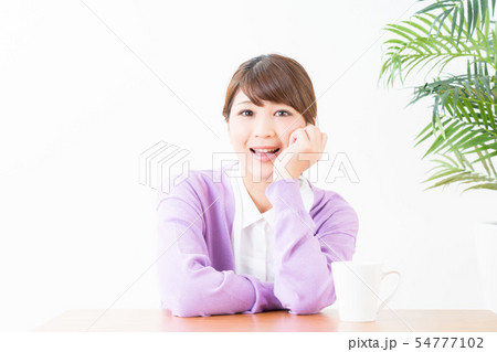 頬杖をつく若い女性 54777102