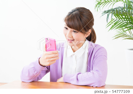 スマートフォンと若い女性 スマートフォンと若い女性 54777109
