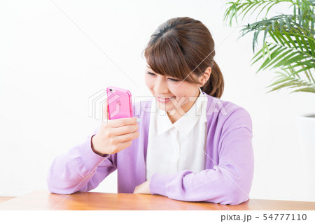 スマートフォンと若い女性スマートフォンと若い女性 スマートフォンと若い女性スマートフォンと若い女性 54777110