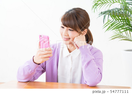 スマートフォンと若い女性 スマートフォンと若い女性 54777111