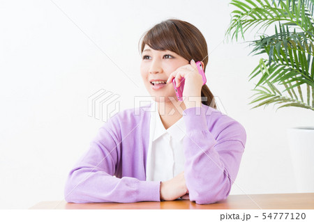 スマートフォンと若い女性 スマートフォンと若い女性 54777120