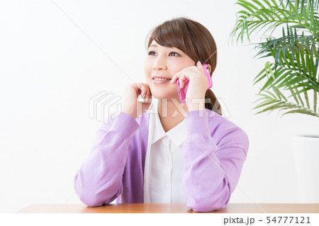 スマートフォンと若い女性 スマートフォンと若い女性 54777121