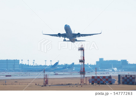 飛行機の離陸 飛行機の離陸 54777263