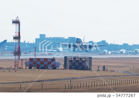 飛行機の離陸 54777267