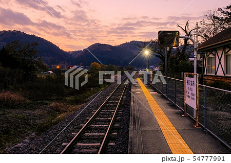 夕暮れの無人駅 54777991