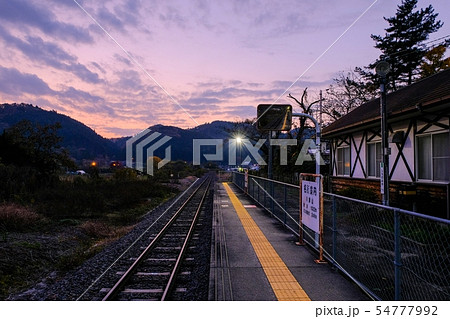 夕暮れの無人駅 夕暮れの無人駅 54777992
