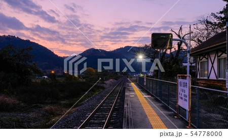 夕暮れの無人駅 夕暮れの無人駅 54778000