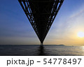 太陽の昇る明石海峡大橋 54778497