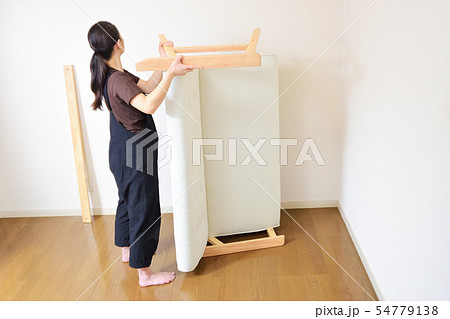 ソファを組み立て、分解する女性 54779138