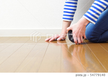 DIY 部屋の広さを測る女性 巻き尺 DIY 部屋の広さを測る女性 巻き尺 54779140