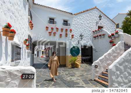 アンダルシアの街と女性 54782045