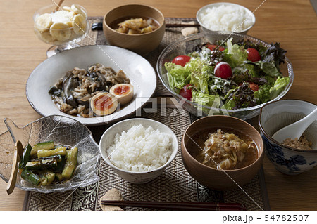 豚肉と茄子の炒め物がメインの食卓 豚肉と茄子の炒め物がメインの食卓 54782507
