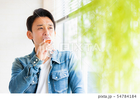 男性　カジュアル　スパークリングワイン 54784184