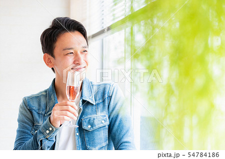男性　カジュアル　スパークリングワイン 54784186