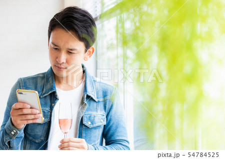 男性 カジュアル スマホ スパークリングワイン 男性 カジュアル スマホ スパークリングワイン 54784525