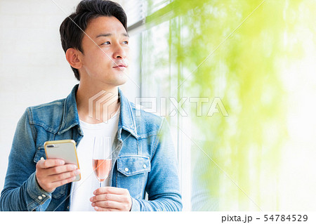 男性　カジュアル　スマホ　スパークリングワイン 54784529