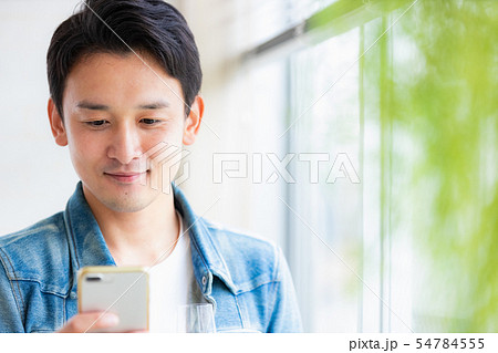 男性　カジュアル　スマホ 54784555