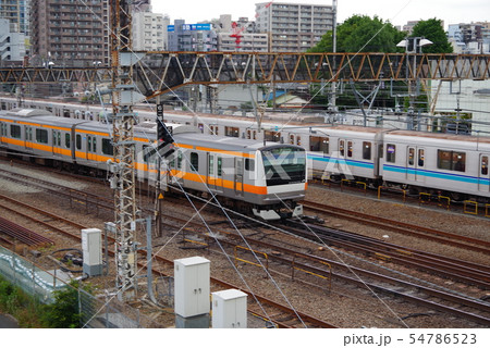 三鷹車両センター付近を往来する中央線 54786523